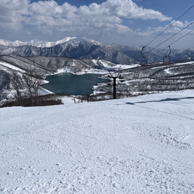 田代湖が青く美しい、まさに春の色♪
気温も上がり、みつまたエリアの雪は春のシャバシャバ雪に…