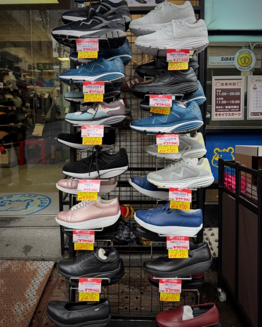 大人気MBTシューズも大変お求めやすくなっています。この機会お見逃しなく！
