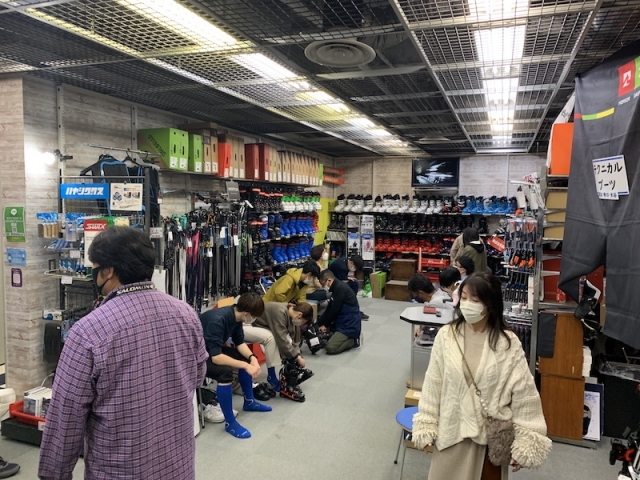 今年も大盛況。
多くのお客様がお越しいただいております。
とにかく、売り切れが一番問題ですので
早めに製品購入をおすすします。
スキー用品も製品値上げが決定しております。
とにかく急いでお買い上げ頂いたほうが良いと思います。
スタッフ一同お待ちしております!!
今年も大盛況。
多くのお客様がお越しいただいております。
とにかく、売り切れが一番問題ですので
早めに製品購入をおすすします。
スキー用品も製品値上げが決定しております。
とにかく急いでお買い上げ頂いたほうが良いと思います。
スタッフ一同お待ちしております!!