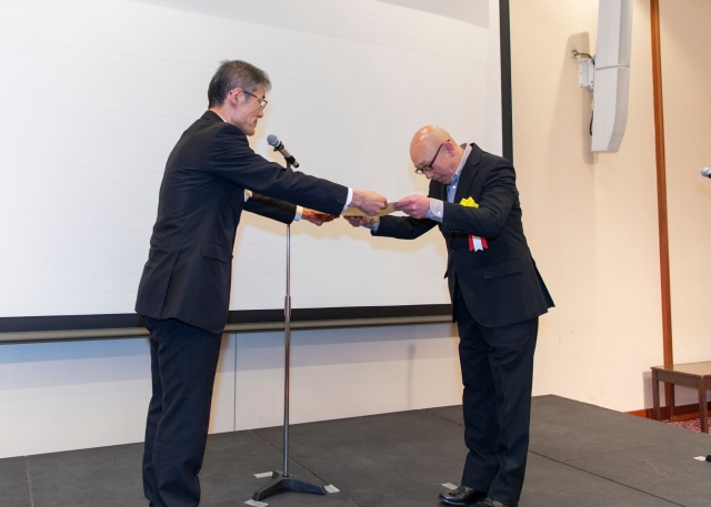 表彰状を受け取る太田社長 表彰状を受け取る太田社長