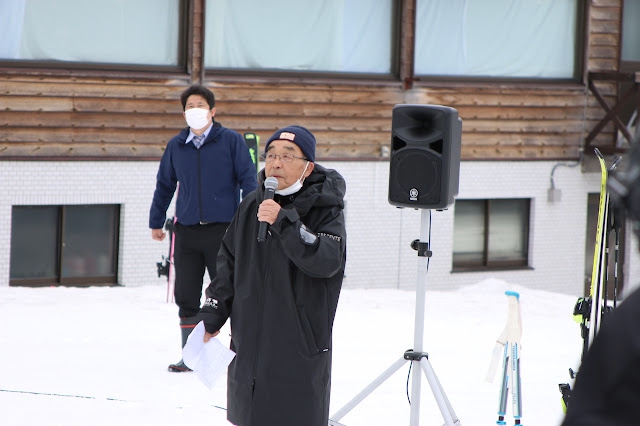 そして翌日、天気は曇りですが、完全に濃霧は晴れました。そうです、これもまたこのテスティングキャンプの醍醐味「ゲストスキーヤーにおけるデモンストレーション」今年の序盤の司会は、「オオイワスポーツ会長」がご挨拶をしました。