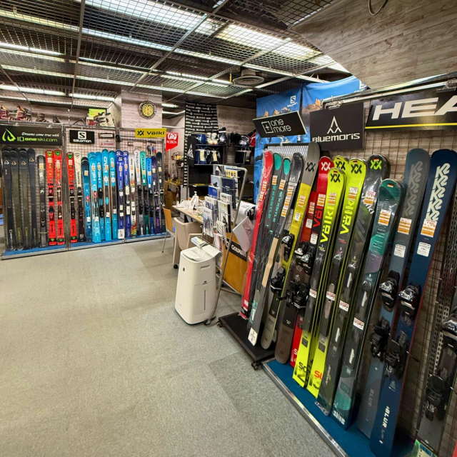 スキーの楽しさや上達には、自分に合った用具選びが欠かせません。
当店では経験豊富なスタッフが、スキー歴・体格・滑り方に合わせて、最適なブーツやスキー板をご提案いたします。

快適にフィットしたブーツ、あなたの望みに合ったスキー板で、今シーズンをもっと楽しみましょう！

