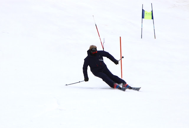 トップバッターは粟野　利信（KEY-SKI）元ナショナルデモ　かぐらスキースクール校長の滑りからスタートです。
