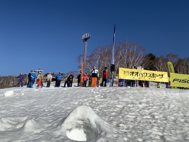 今年も始まりました。
開会式前から皆様お集まりいただき、待ちきれない思いで、会場に集っておりました。
まずオオイワスポーツ会長のご挨拶。
天候は素晴らしい。ただし、雪のコンディションが絶好とは言えない状況ですので
とにかく足を取られて、転倒など怪我のないよう楽しんでいただきたい。
「さあ2023年オオイワスポーツ試乗会スタートです。