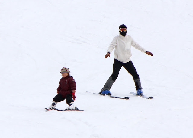 沖　聖子（ノルン水上） スキースクール校長　元ナショナルデモと娘さんの滑りの披露です。２際ですが素晴らしい滑りを披露してくださいました。
